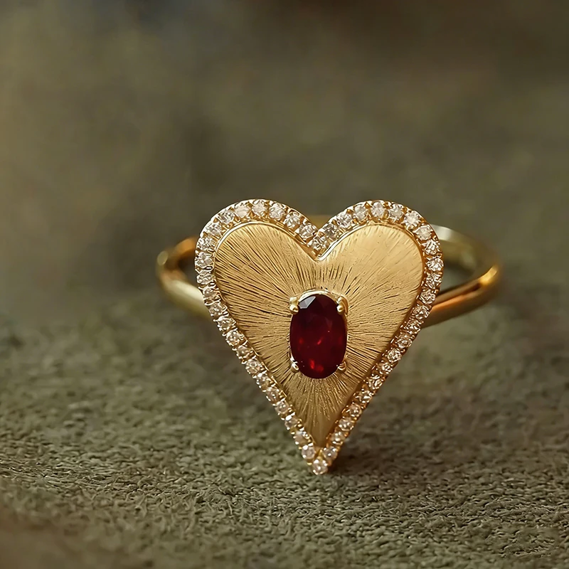 Huitan Strukturierte Herzringe mit rotem Zirkonia, goldfarben, Liebesringe als Geschenk zum Hochzeitstag, luxuriöser Schmuck für Frauen – Detail 7
