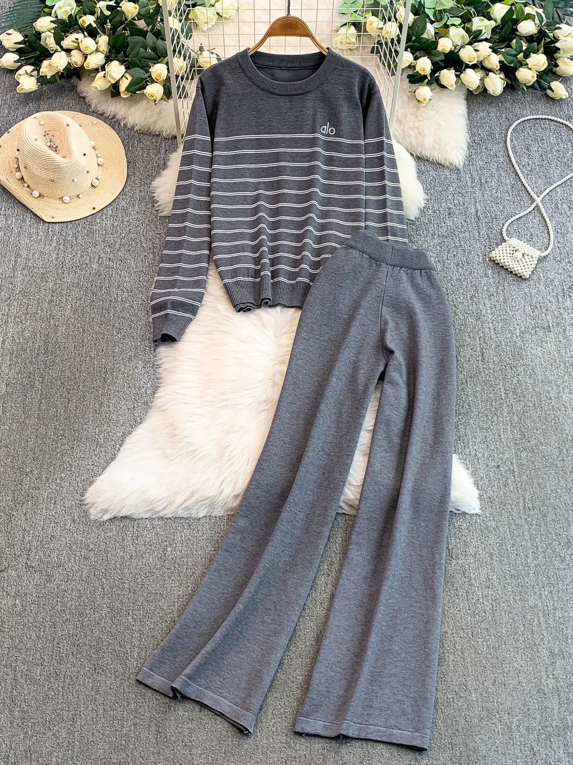 

Осенне-зимний повседневный комплект: вязаный топ в полоску и брюки прямого кроя с высокой талией. Универсальный, удобный, модный.