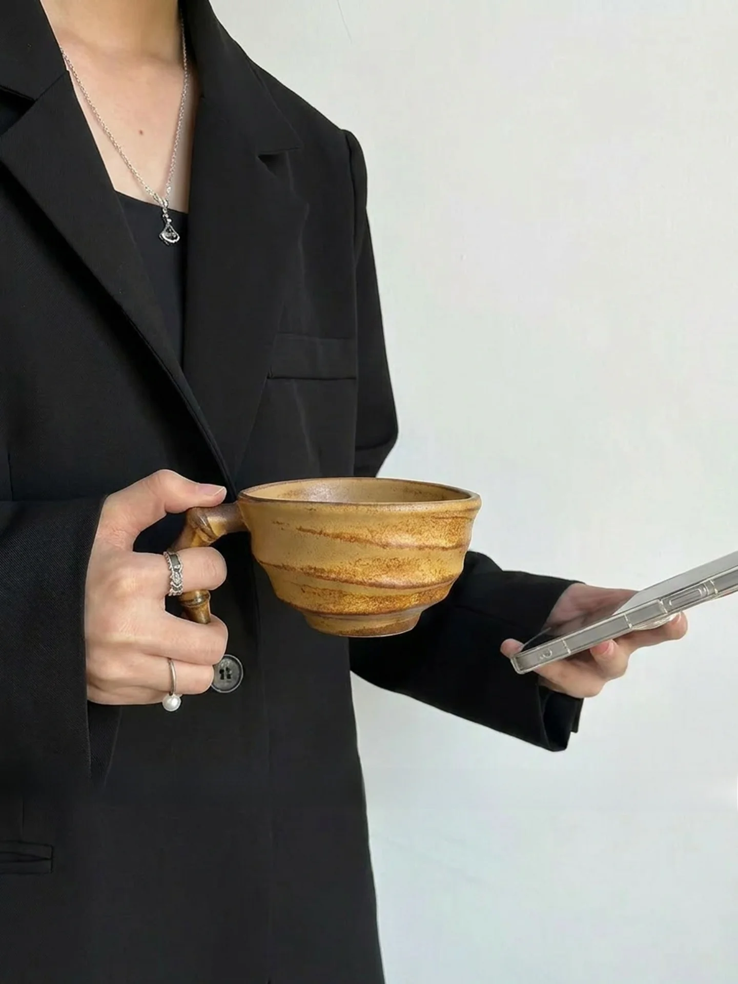 ensemble-tasse-et-assiette-en-ceramique-artisanale-style-retro-pour-cafe-et-the-de-l'apres-midi-avec-motif-latte-art-ideal-pour-un-cadeau