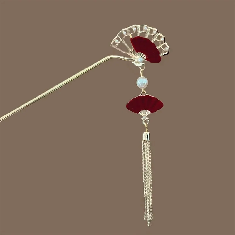 دبوس شعر شرابة على شكل مروحة حمراء على الطراز الصيني الجديد مع نمط عتيق وملمس راقي دبوس شعر من القطيفة على شكل وجه الحصان وغطاء للرأس