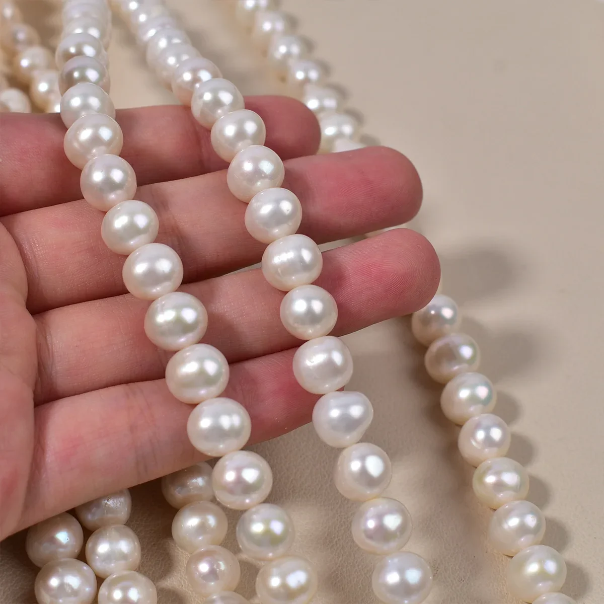 Nuclear Natural Freshwater Pearls High Quality 9-10mm Real Pearl Non with Strong Light and Few Lines Egg Shape 40cm/string