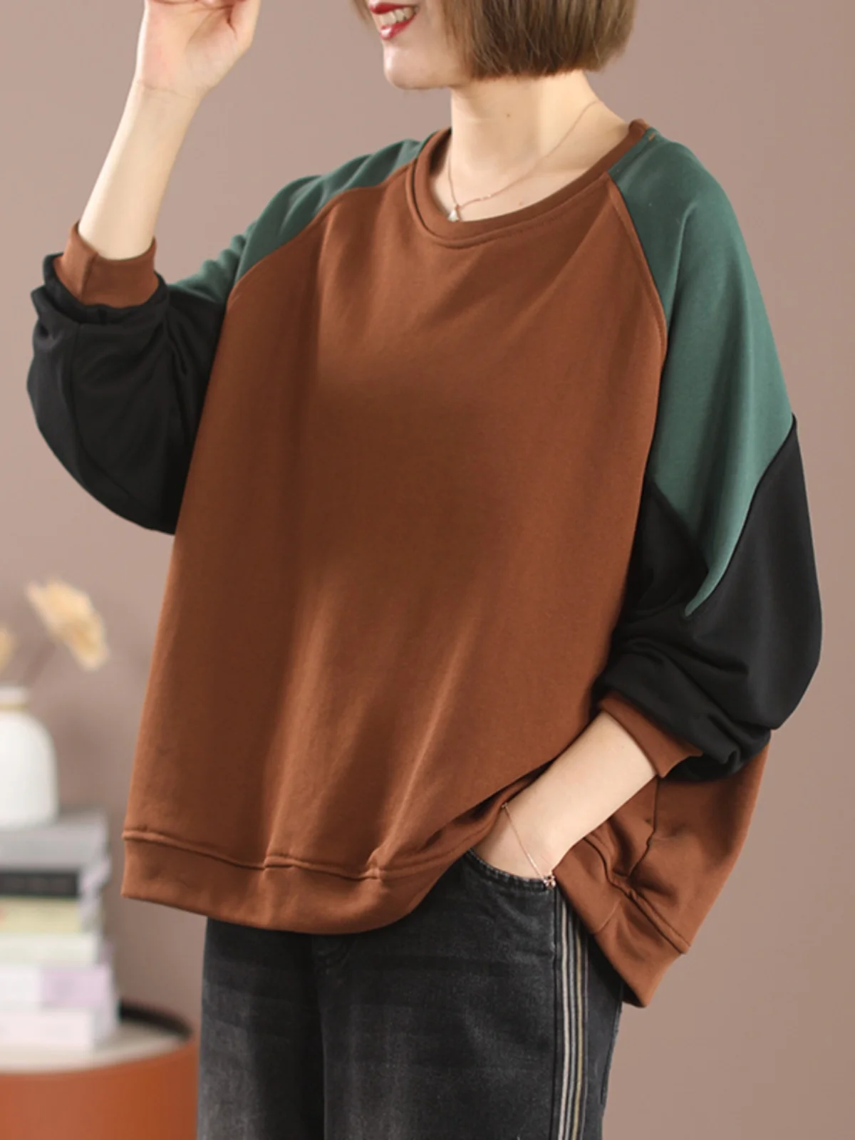 Damska bluza z kapturem plus size, luźny krój, długi rękaw, casualowa warstwa bazowa, vintage patchwork, kolorowy blok, okrągły dekolt, bluza sportowa.