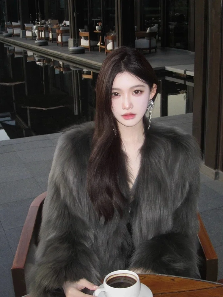 

Новая зимняя корейская свободная укороченная шуба из искусственного меха для женщин: универсальная, стройнящая, модная и элегантная.