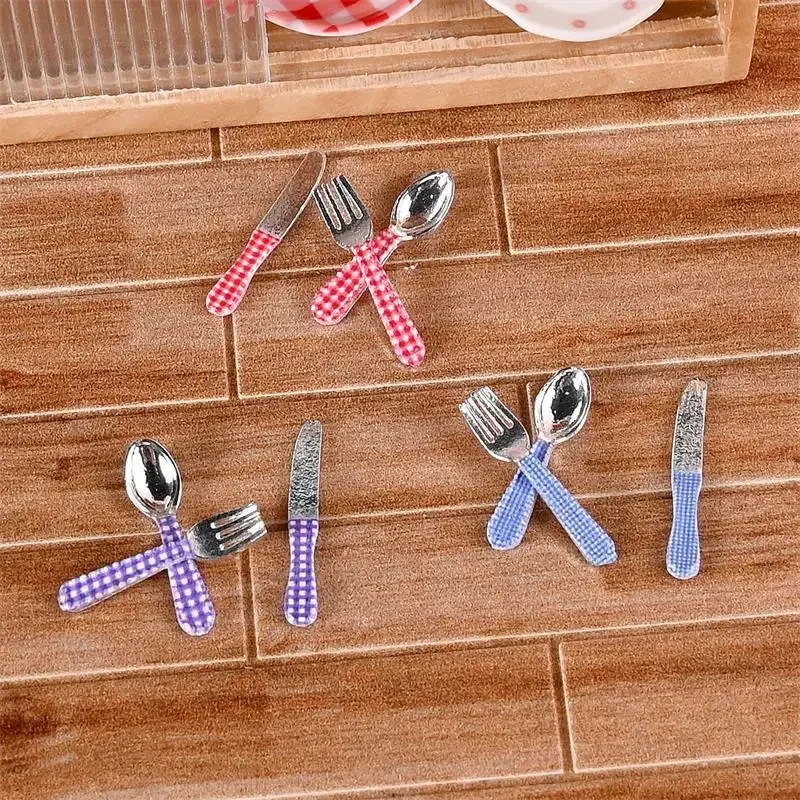 Juego de 3 juguetes de cocina en miniatura para casa de muñecas, tenedor y cuchara de aleación a cuadros, modelo de juego de tres piezas, decoración del hogar, juguete para juego de niños, adornos, regalos