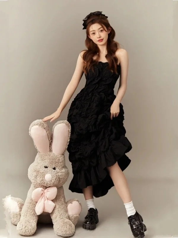 

Фотография милой девушки в черной тематике: студийный портрет, нежная атмосфера, корейский стиль, образ для журнальной фотосессии