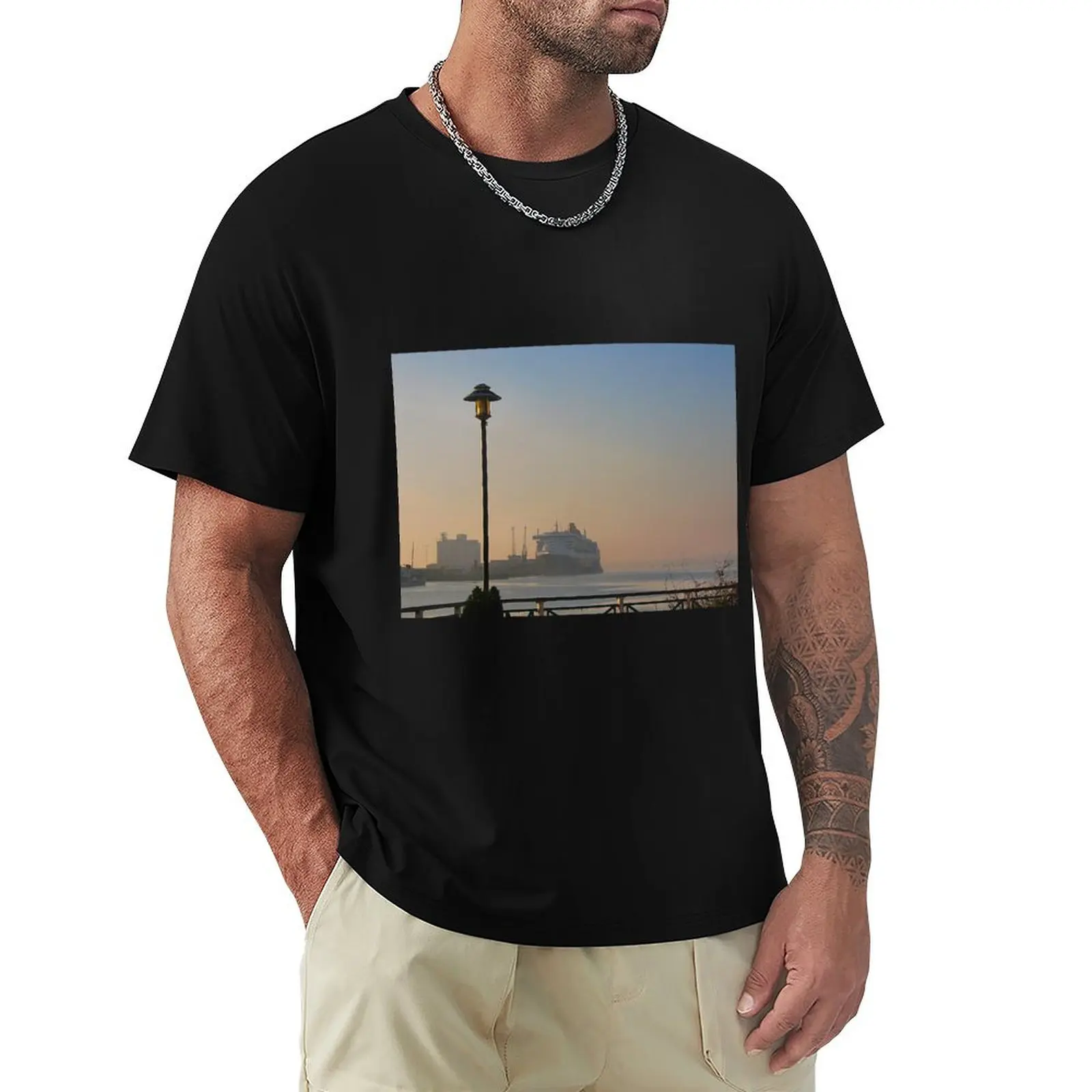 THE QUEEN MARY 2 IN SOUTHAMPTON DOCKS. T-Shirt Anti-Perspiration Workout Top