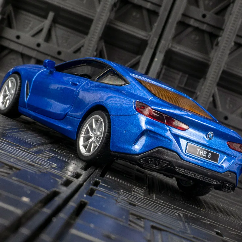 

1:35 модель автомобиля из сплава BMW M850i, украшение на дверь, можно открыть, детская игрушечная машина, имеет имитирующие функции звука и освещения.