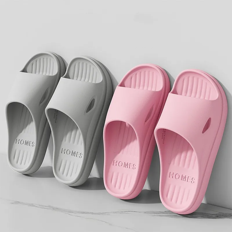 

Новые летние дышащие тапочки для женщин и мужчин, легкие нескользящие шлепанцы для дома и ванной, уличные пляжные сандалии для пар, мягкие тапочки из ЭВА