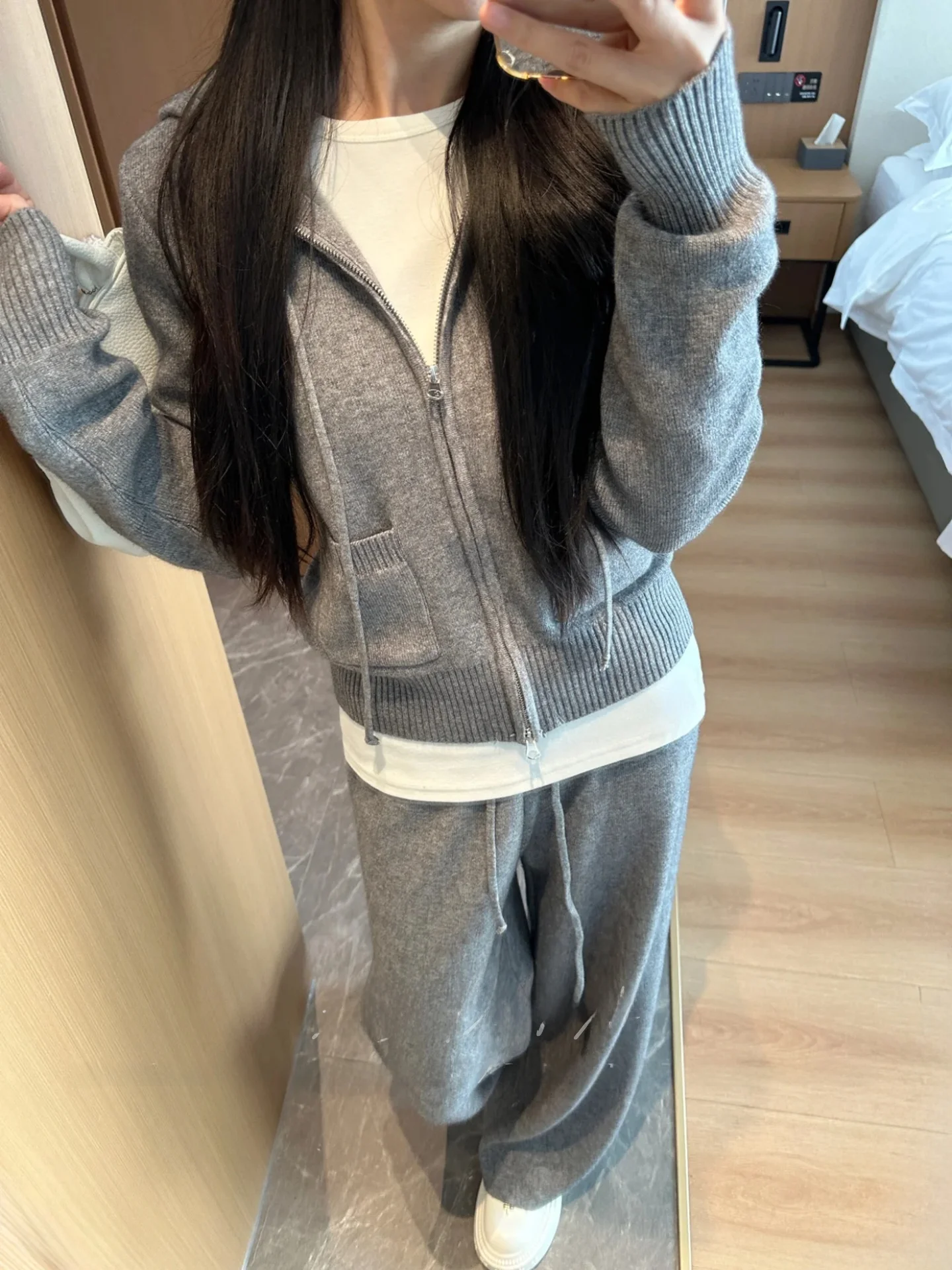 

Комплект из двух предметов: теплый вязаный кардиган на флисовой подкладке с капюшоном и повседневные брюки на молнии с длинными рукавами для женщин Katie Holiday (Осень-Зима)