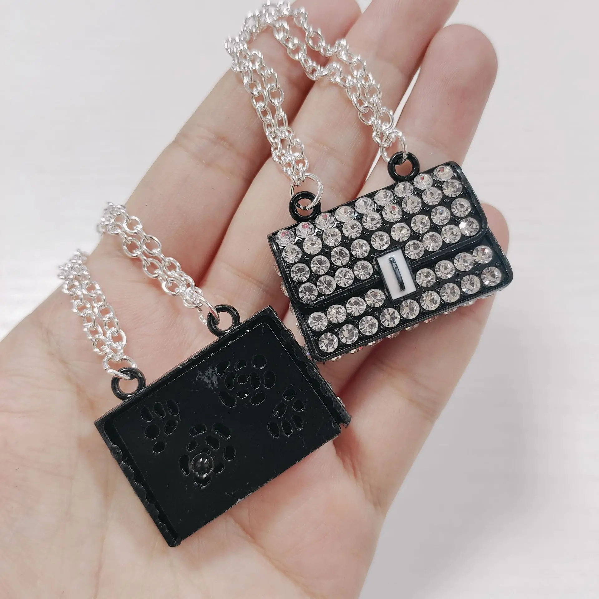 Botella de Perfume negra oscura de lujo, signo de dólar de mariposa, cadena roja rosa, dijes para bolso, suministros Diy, decoraciones para funda de teléfono basura, 2 uds.