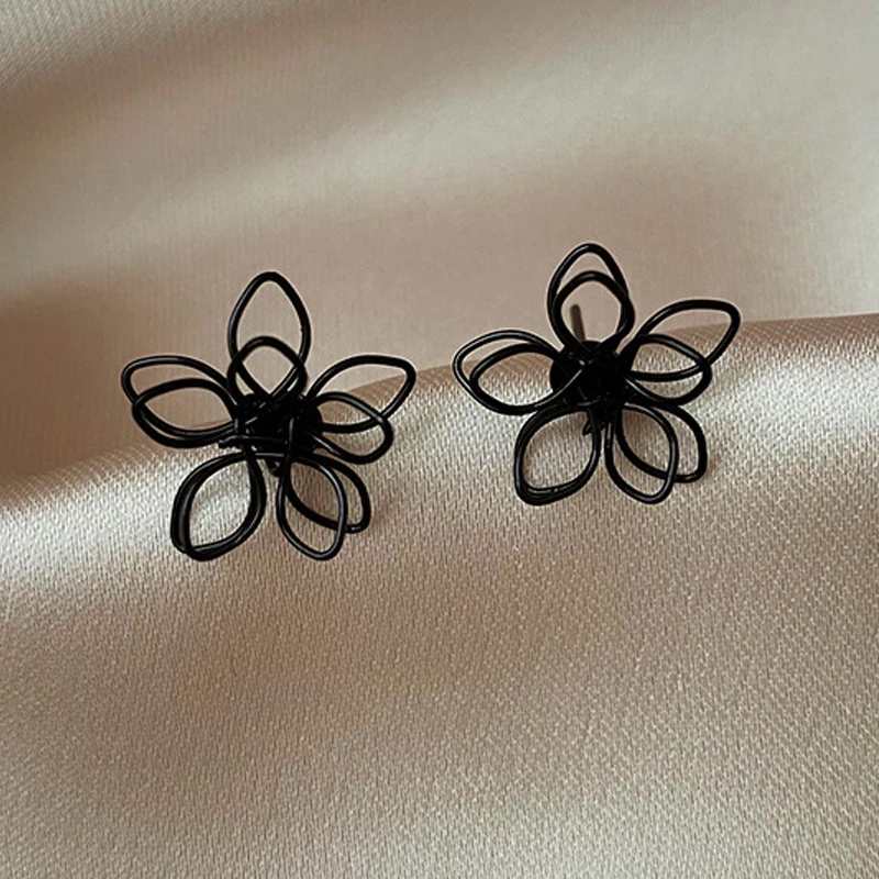 Hollow Out Metal Flower Stud Earrings for Women Simple Golden Color Black Trendy Earrings Vintage Jewelry Gift Accessories