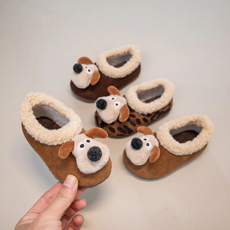 

Детские нескользящие туфли на плоской подошве с милым мультяшным рисунком и леопардовым принтом осенью и зимой – удобная обувь для малышей.