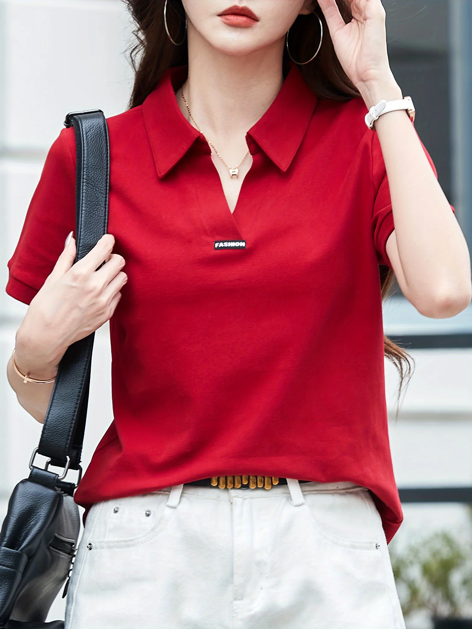 Damska letnia koszulka POLO z krótkim rękawem w jednolitym kolorze i ozdobnym, modnym, swobodnym dzianinowym topem przy dekolcie.