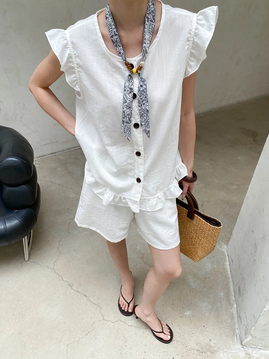 Sommerliches Damen-Set: Einfarbiges, ärmelloses Shirt mit Fungus-Edge-Details und kurzen Ärmeln sowie Shorts mit Kordelzug. – Detail 28