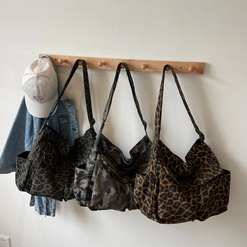 الجانب الأيسر ليوبارد القماش حمل الحقائب سيدة المتسوق حقيبة كتف للتسوق للنساء 2025 الكورية موضة Y2K حقائب كروسبودي عادية