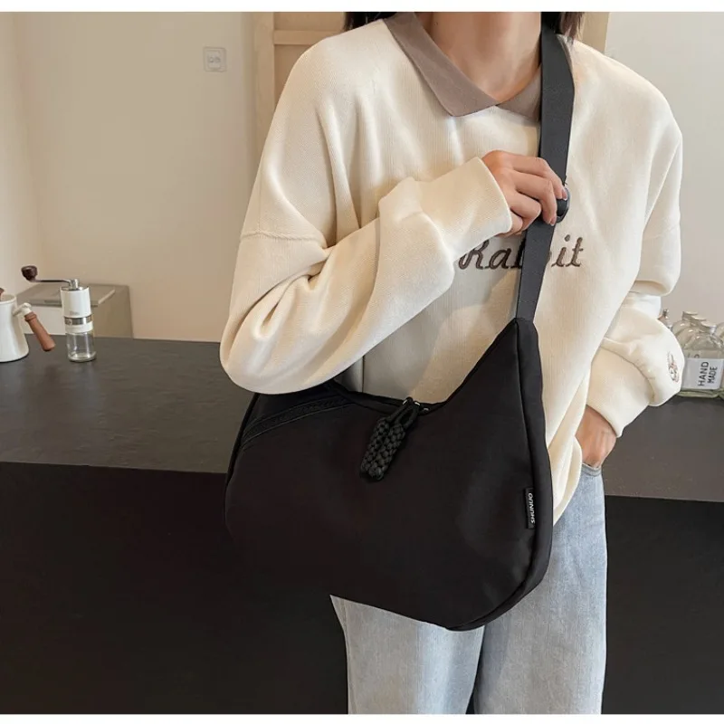 New Large-capacity Dumpling Bag Lightweight and Versatile Dumpling Bag Fashion College Style Messenger  Portable Student Bag image 3