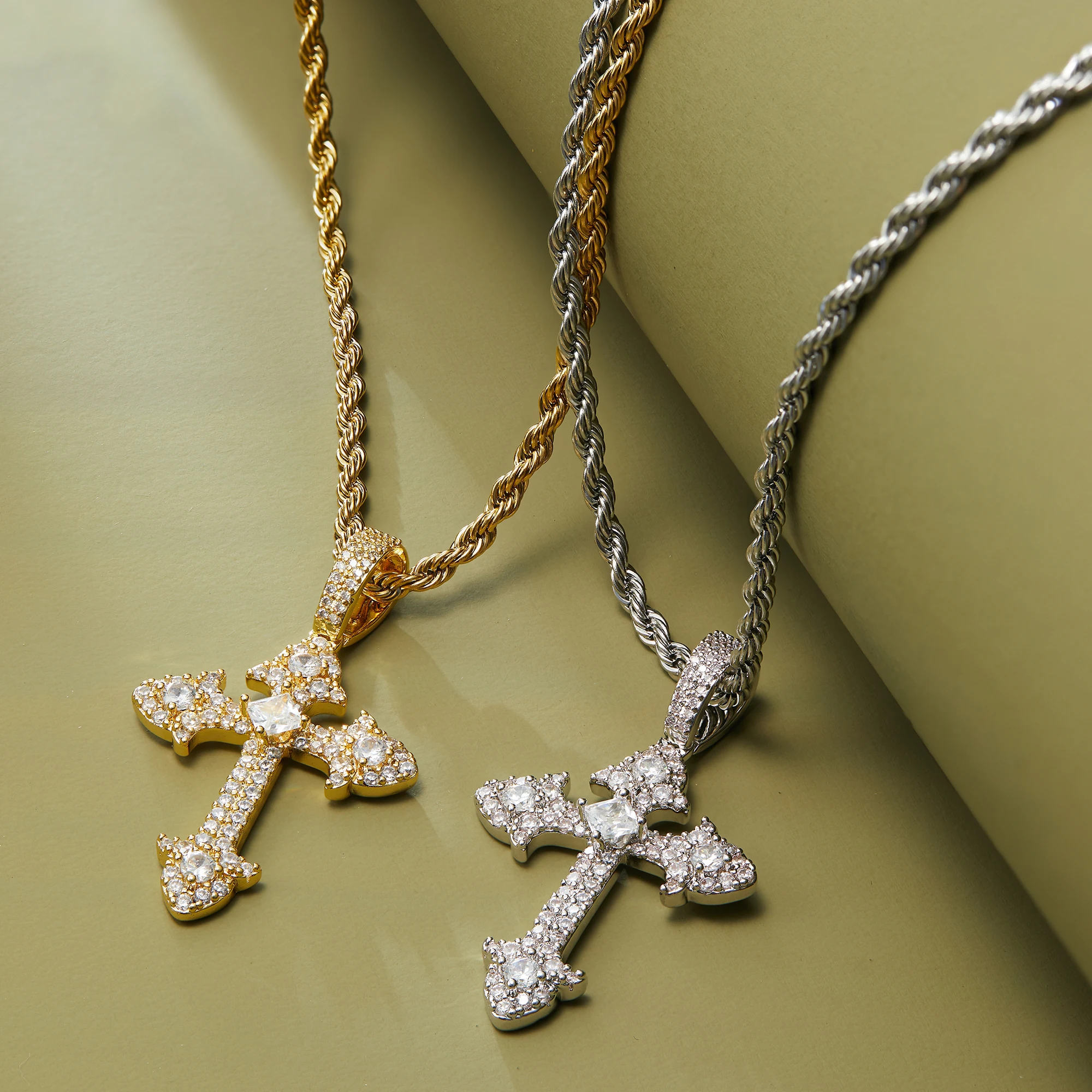 New luxury men's necklace Zircon cross hip hop necklace pendant Fashion cross Mosaic crossover sweater chain manufacturer wh