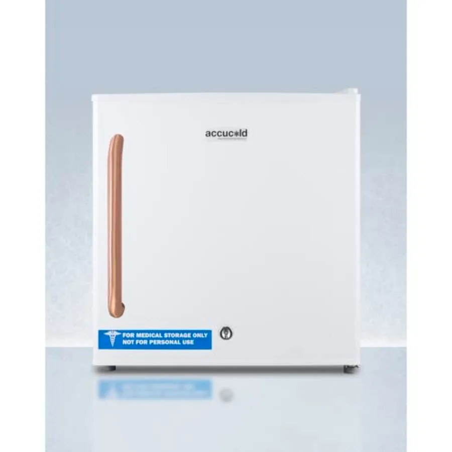Congelador compacto de descongelación manual para uso doméstico, acabado en blanco con asa de cobre, 20 x 18.5 x 17.63 pulgadas, incluye cerradura de seguridad.