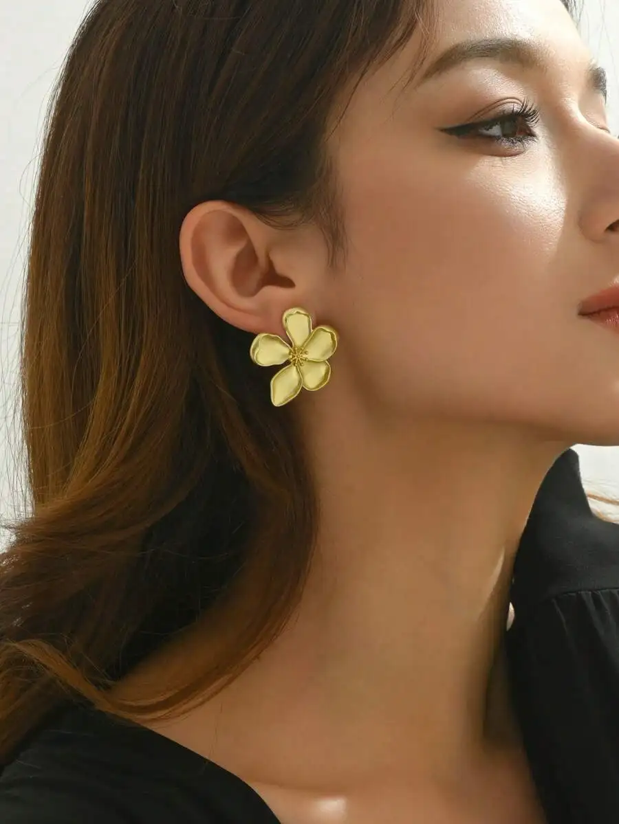 

Elegant Flower Retro Design Fashion Statement Earrings For Women