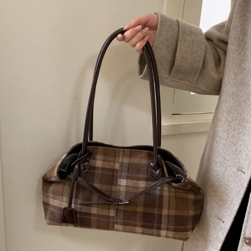 

Шерстяная клетчатая сумка с пряжкой под мышками, дизайнерская большая сумка, женская винтажная сумка с магнитной пряжкой и подвеской, модная сумка на плечо