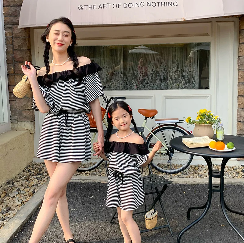

Комплекты одежды для девочек. Одинаковый комплект в черно-белую полоску: топ с открытыми плечами с рюшами для мамы и маленьких девочек + эластичные шорты. Повседневная одежда.