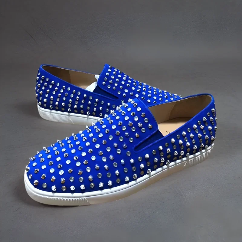 Low-Top-Schuhe mit roter Unterseite für Herren, Turnschuhe, Fahren, Spikes, blaues Wildleder, echtes Leder, Nieten, Kristall, weiße Sohle, flache Sneaker