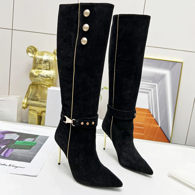 أشار تو المسامير المعادن خنجر كعب حذاء برقبة للركبة امرأة شتاء 2026 سلسلة الانزلاق على الأحذية موضة أحذية عالية الكعب للنساء