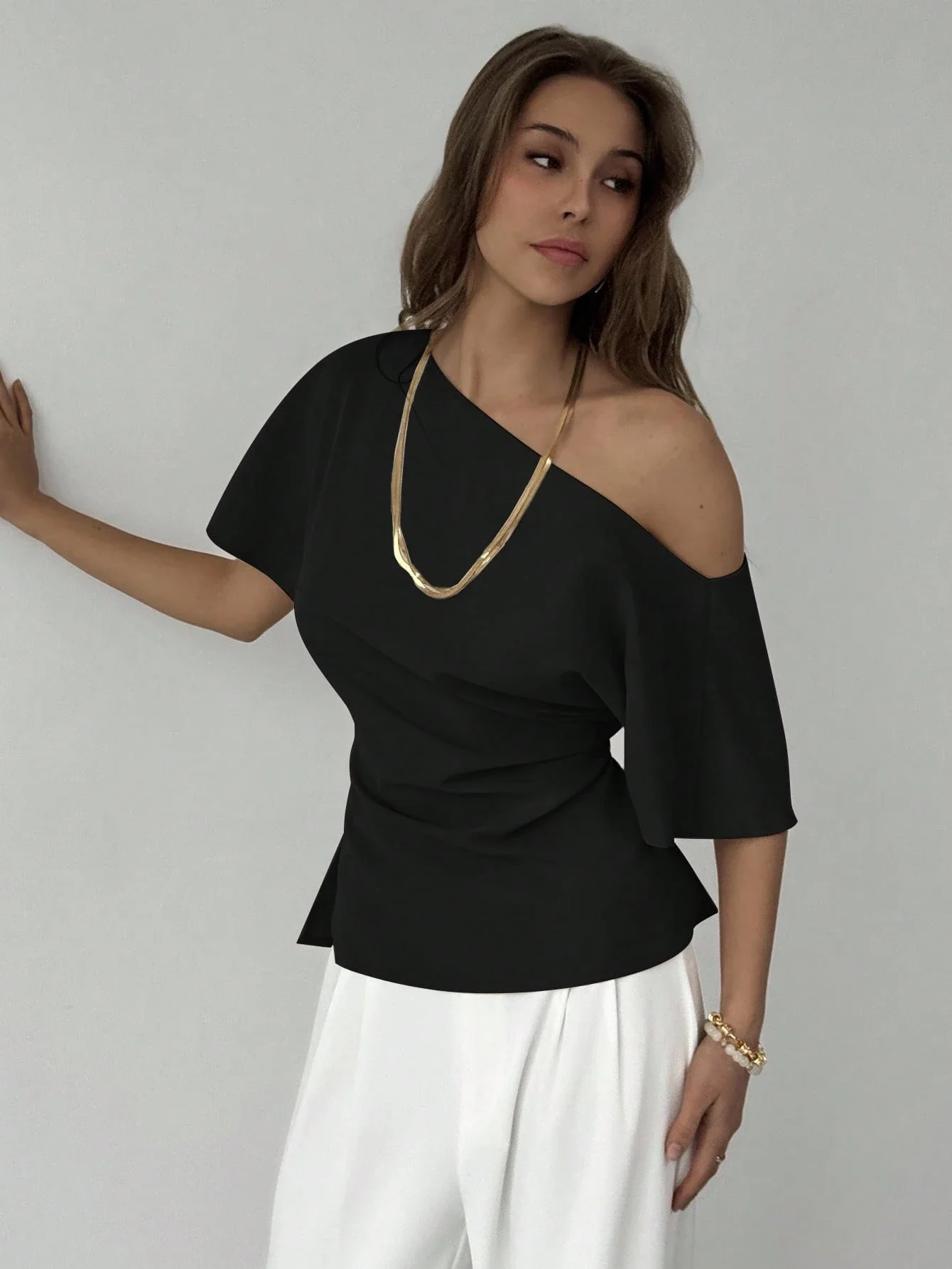 

Топ с открытыми плечами, асимметричными рукавами-крылышками, плиссировкой и зауженной талией