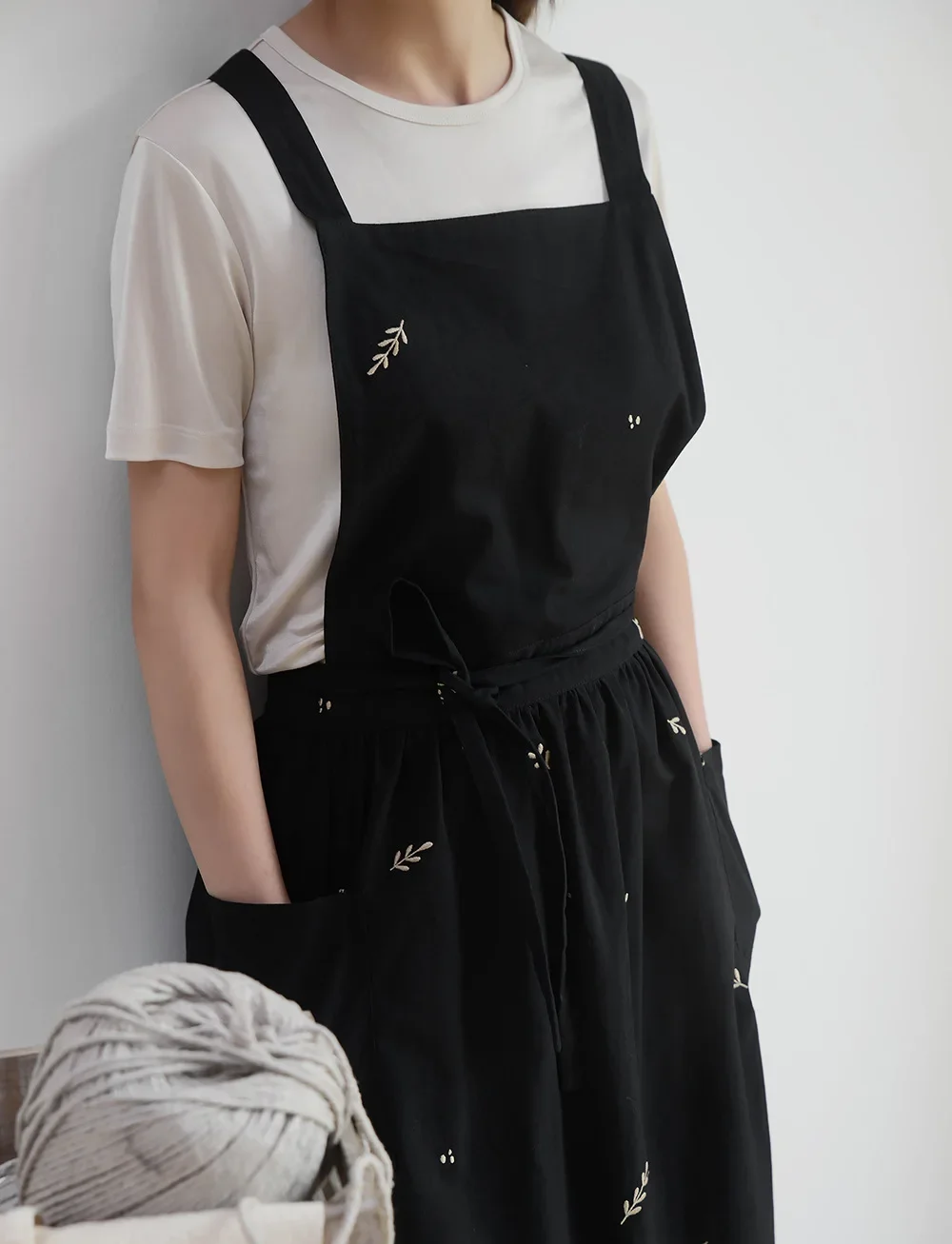 Women Embroidery Waterproof Apron Washed Cotton with Pockets for Kitchen Housework Baking Chef Coffee Shop Korean Pinafore