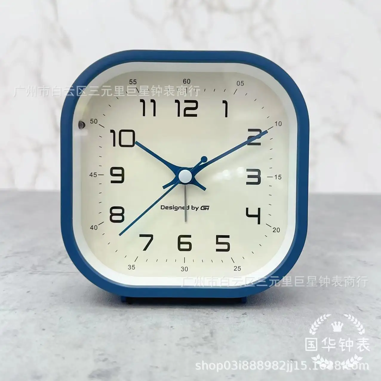 Children's alarm clock, modern style, silent operation time, plastic material, large digital clock, looks beautiful on the desk