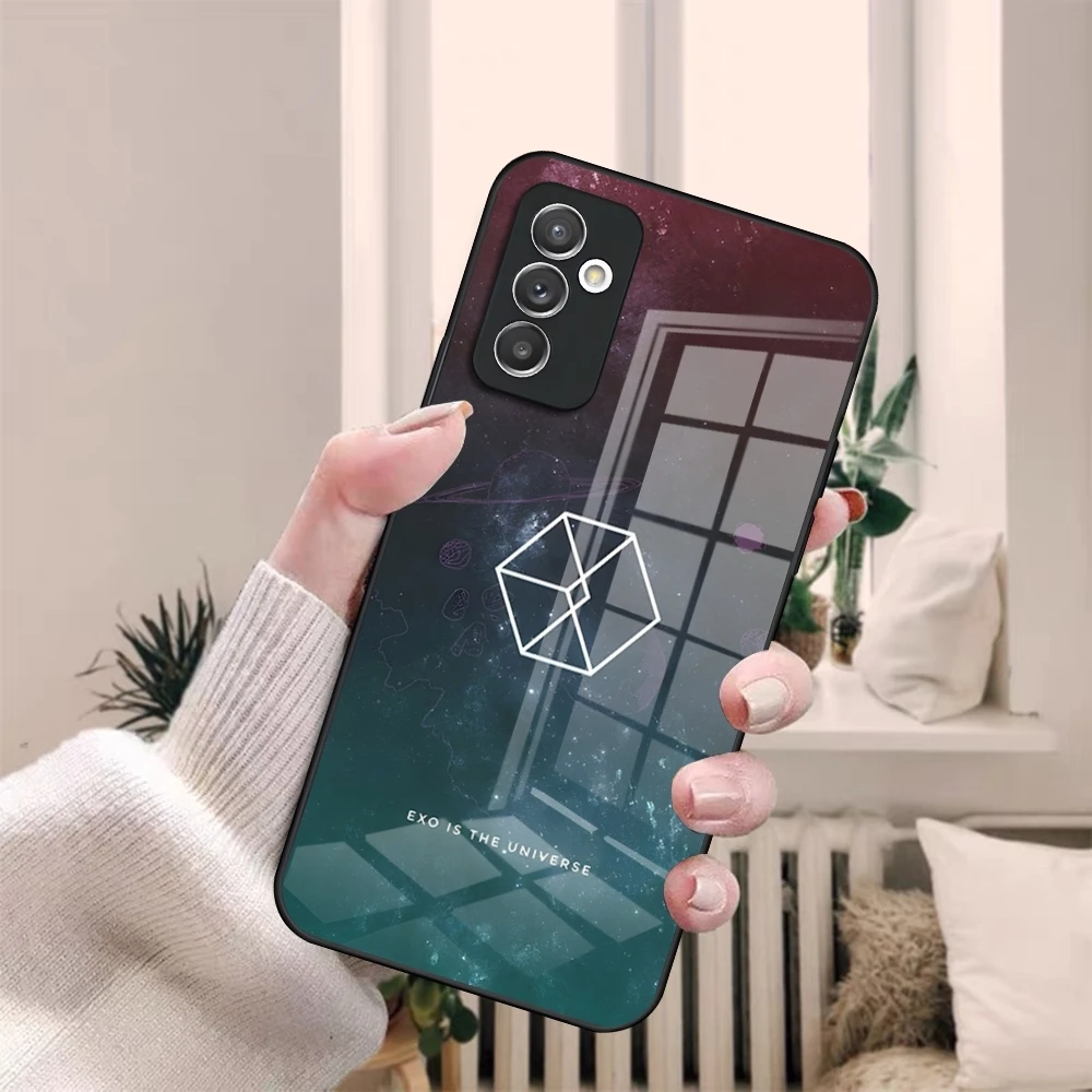 حافظة لهاتف سامسونج S20 S30 S21 S32 S23 S24 S9 S10E نوت 20 10 Pro Ultra Plus غطاء زجاجي فاخر