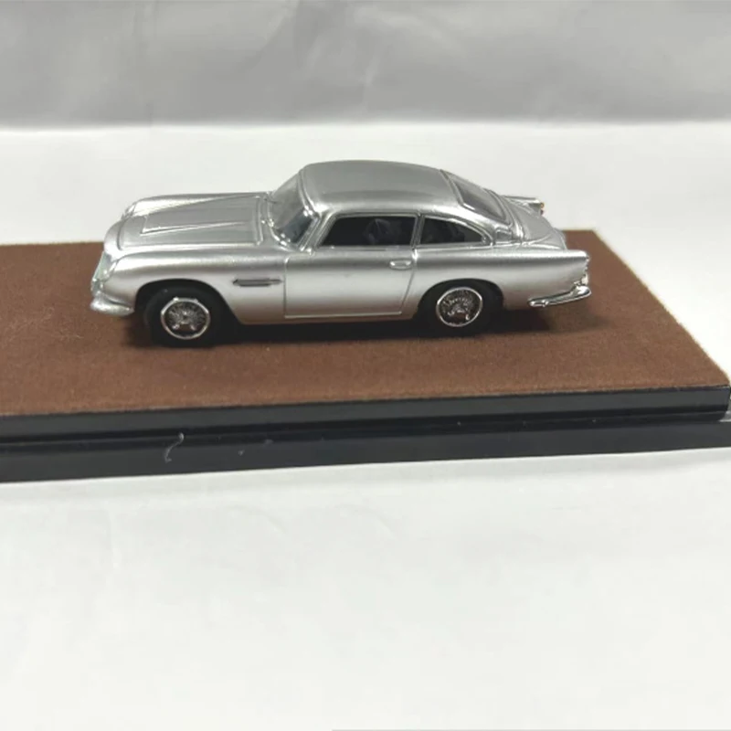 Diecast 1:64 Scale Martin DB5 Simulation Alloy Car Model Static Display Collectible Toy Gift Decration Souvenir