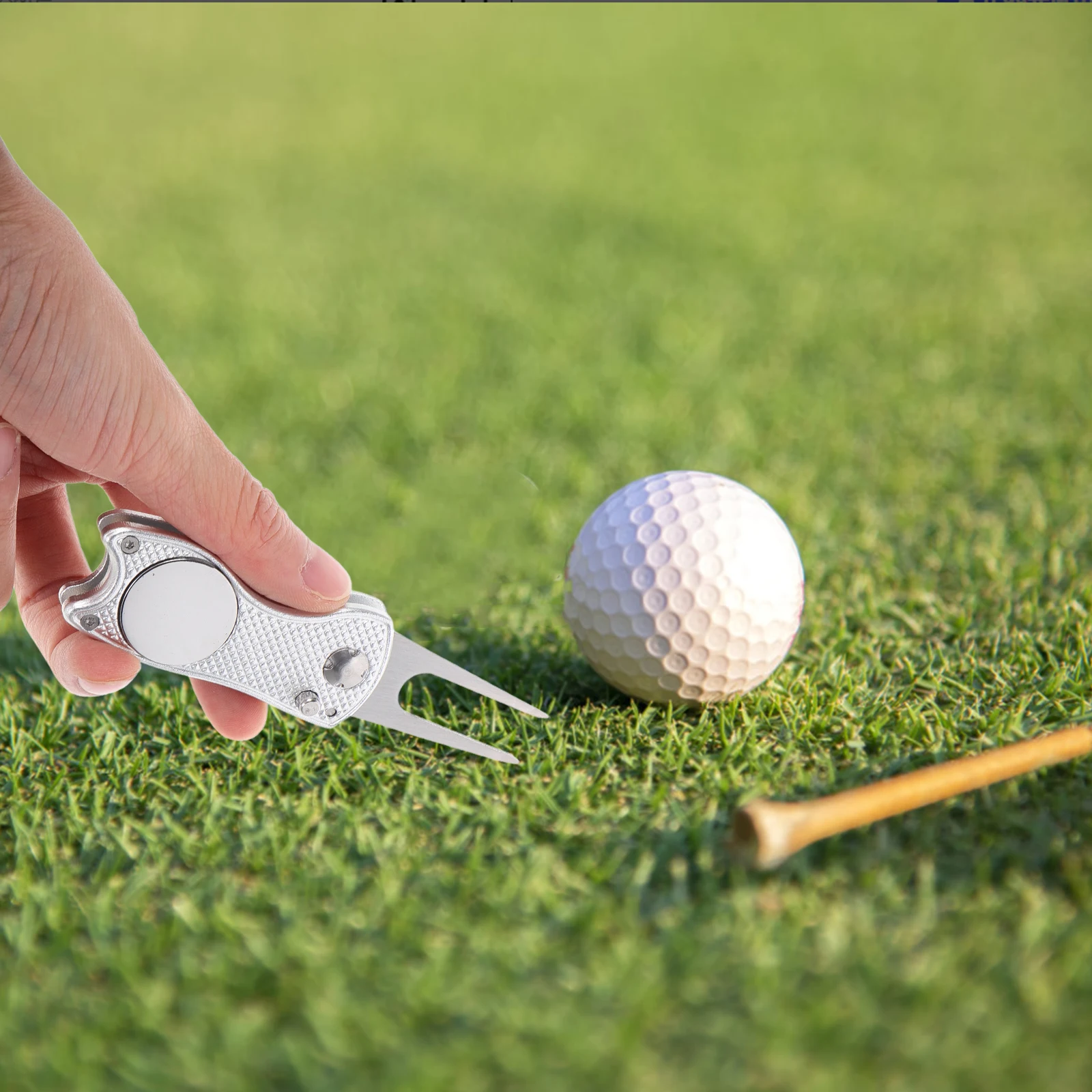 Kompaktowe składane narzędzie do naprawy divotów w trawie golfowej, metalowy widelec, znacznik do piłek, wytrzymały, ergonomiczny uchwyt, akcesoria golfowe dla mężczyzn i kobiet golfistów.