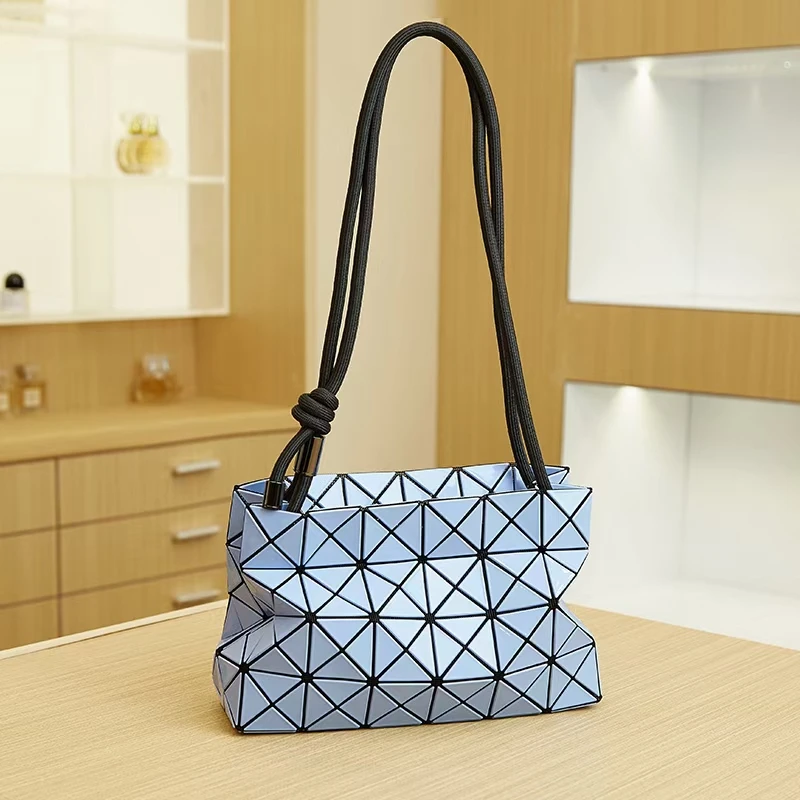 

Luxury Fashionable Large Capacity Tote Bag for Women Minimalist Elegant with Vintage Crossbody Option