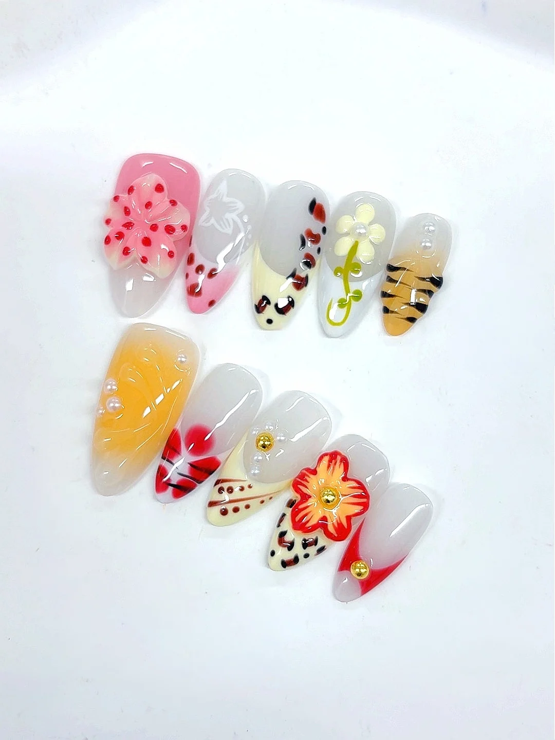 Encantadores unhas prensadas em forma de amêndoa com diversos designs florais e padrões (D521)