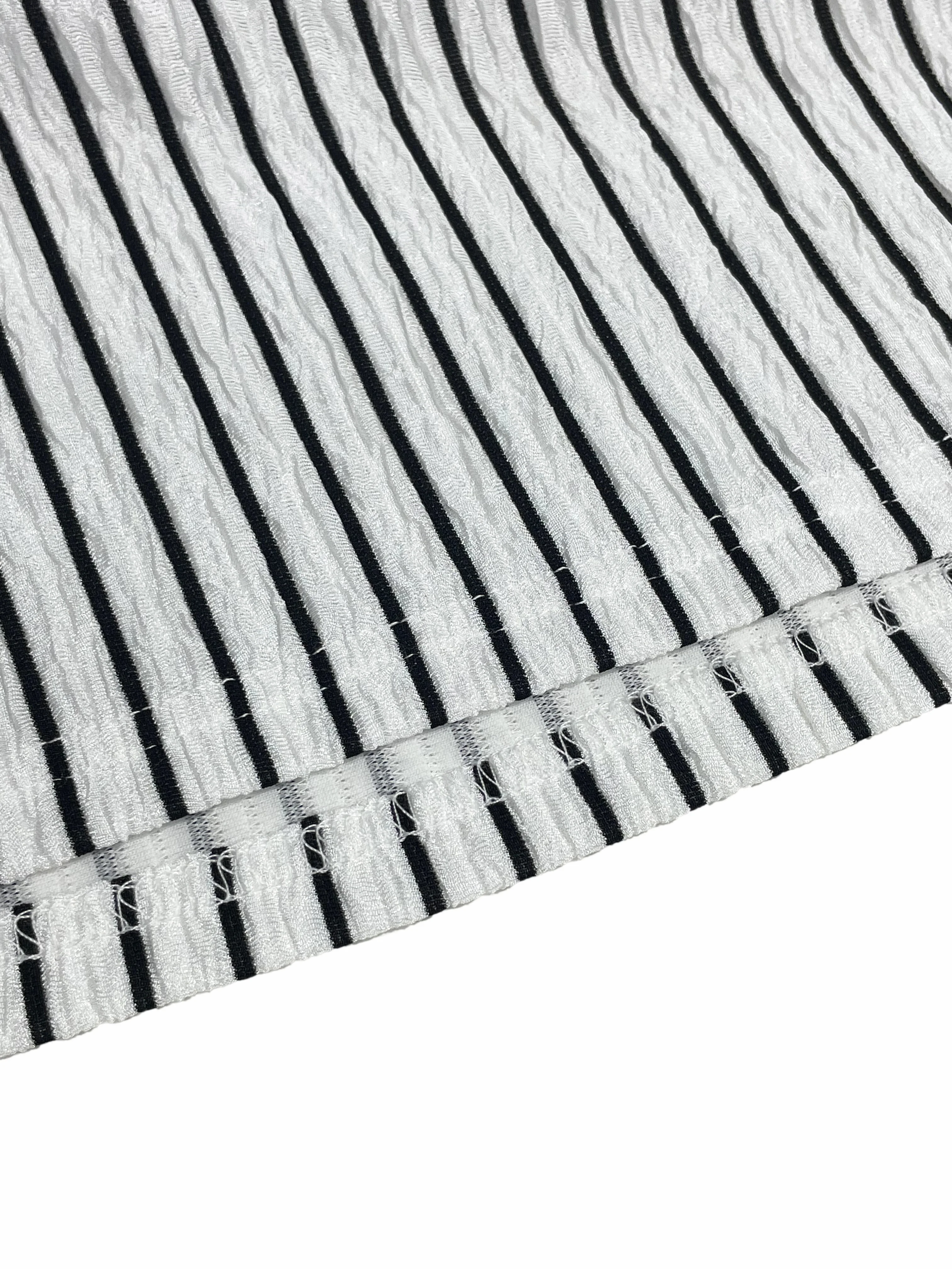 Damska sukienka dzianinowa w paski z długim rękawem, wycięcie w talii z wiązaniem, dopasowany krój, elegancka moda jesienno-zimowa, średnio gruba tkanina.