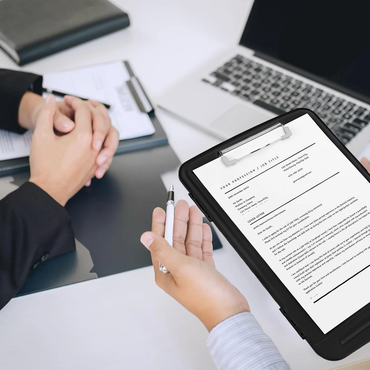 حافظة مع مساحة تخزين (متوفرة بألوان متعددة) مع مشبك منخفض، لوحة كتابة محمولة قوية مقاس 9.5 × 13 بوصة، قابلة للطي #4