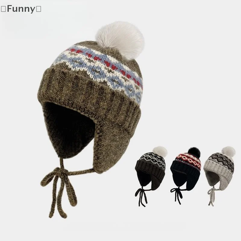 [مضحك] قبعة بيني محبوكة من قماش الجاكار بتصميم جزيرة الجنية الرجعية للنساء للخريف والشتاء الدافئ متعددة الاستخدامات قبعة حماية الأذن اللطيفة بوم بوم
