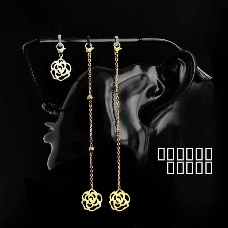 corrente-para-Oculos-fena-curta-com-ente-decorativo-de-flor-rosa-e-borla-em-dou-e-prateado-acorio-ular-na