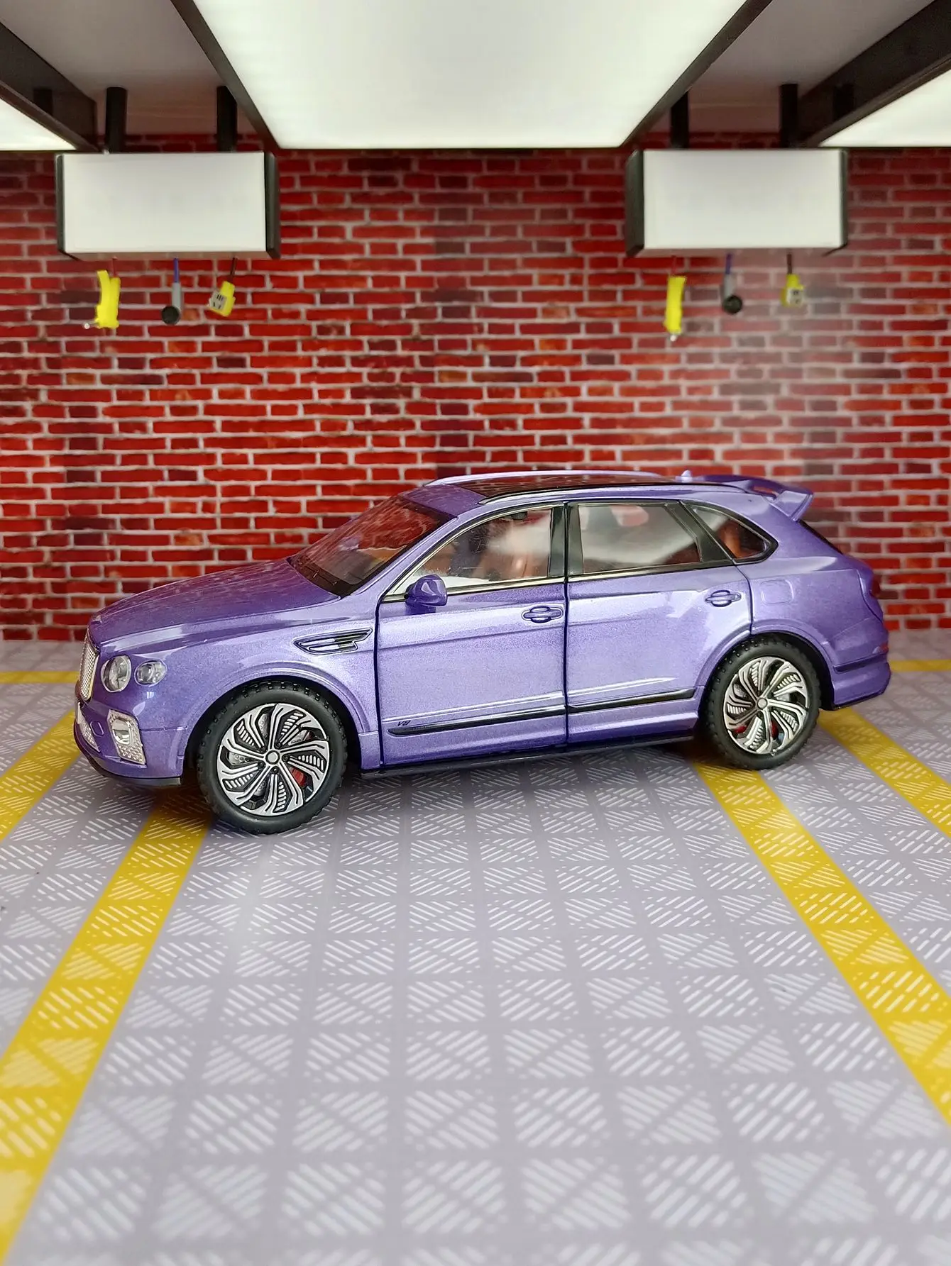 

1:24 Bentley Bentayga SUV Alloy Luxy Car Model Diecast Metal Toy Vehicles Car Model Sound and Light Collection Kids Gift