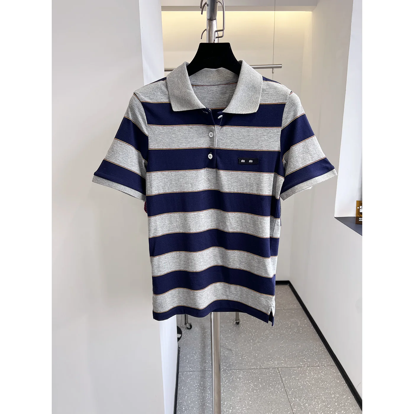 

Элегантная женская рубашка весна-лето с буквенными нашивками, классическими полосками, двумя пуговицами, коротким рукавом, свободного кроя, повседневная