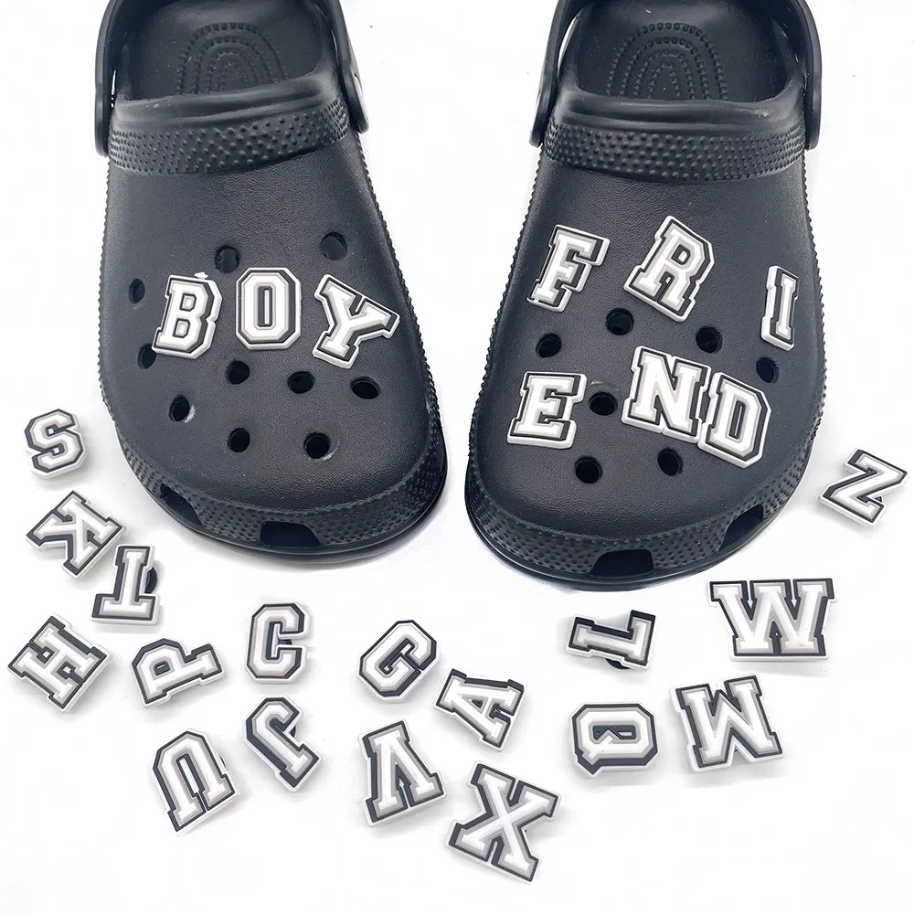 26–37 Stück rosa und schwarz weiß Buchstaben Schuhanhänger PVC Alphabet Schmetterling Schuhe Zubehör Dekoration Clog Sandale Armband Schnalle – Detail 7