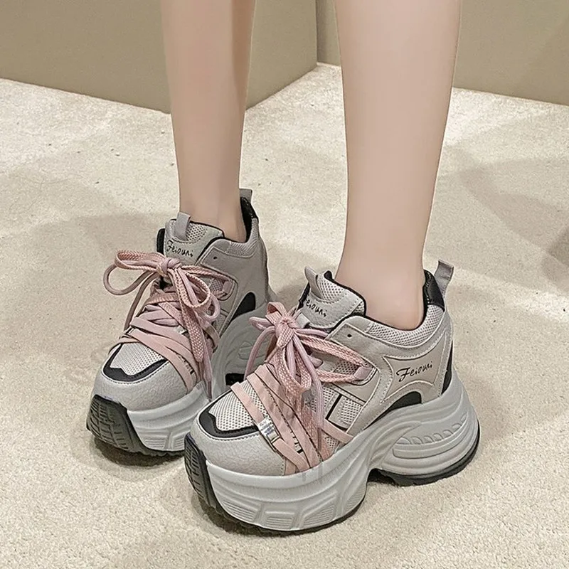 2025 إمرأة أحذية رياضية مكتنزة الخريف جديد تنوعا أحذية رياضية غير رسمية 10 سنتيمتر نعل سميك تنفس شبكة الصيف أبي أحذية عالية الكعب