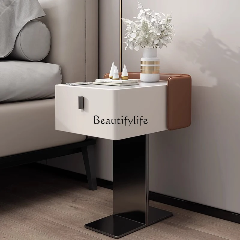 Small solid wood bedside table, simple, modern light luxury, high-end feeling, extremely narrow cracks, creative bedside table