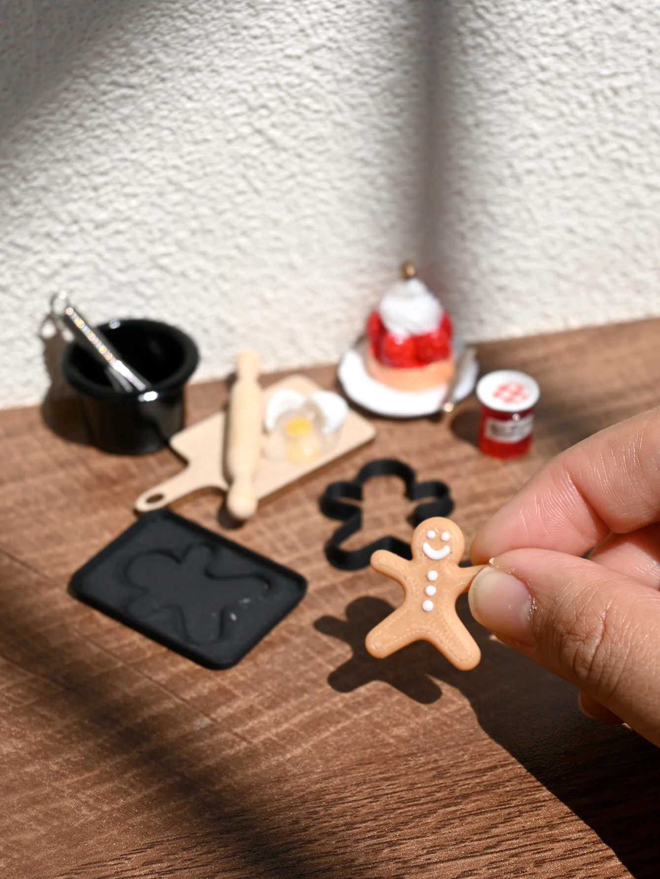 A Miniature Kitchen Baking Decoration, Miniature Gingerbread Man, Miniature Strawberry Cake, Miniature Baking Tools, Dollhouse Dollhouse Accessories, Dollhouse Toys, Toy House Decorations, Model House Accessories, Miniature Food Toys, Photography Props, Miniature Landscape Decorations, Miniatures Decoration, Small Gifts, Giveaways, Home Decor Items