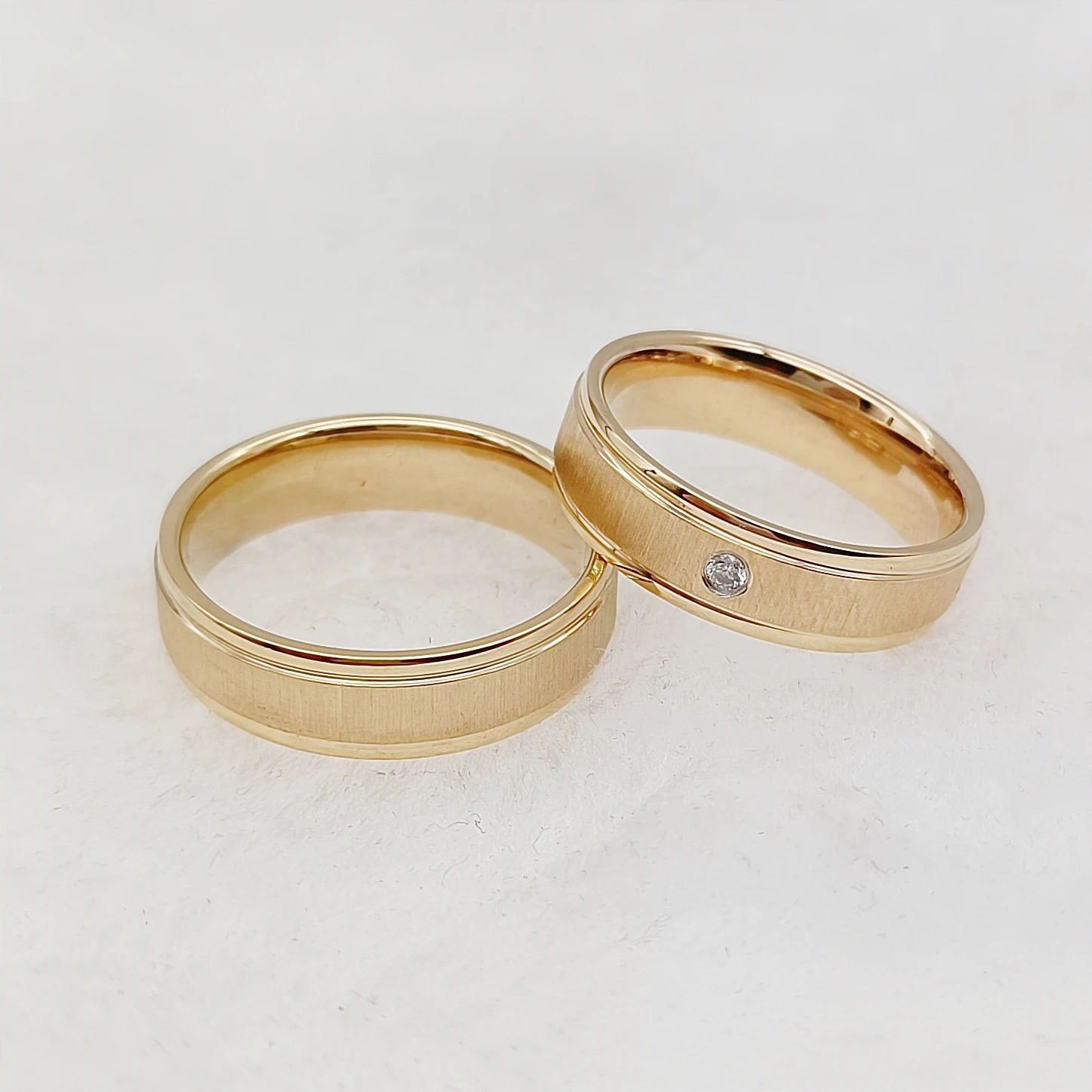 Conjuntos de anillos de boda para hombres y mujeres, joyería de titanio chapada en oro de 24k mate de diseñador único hecho a mano, anillo para