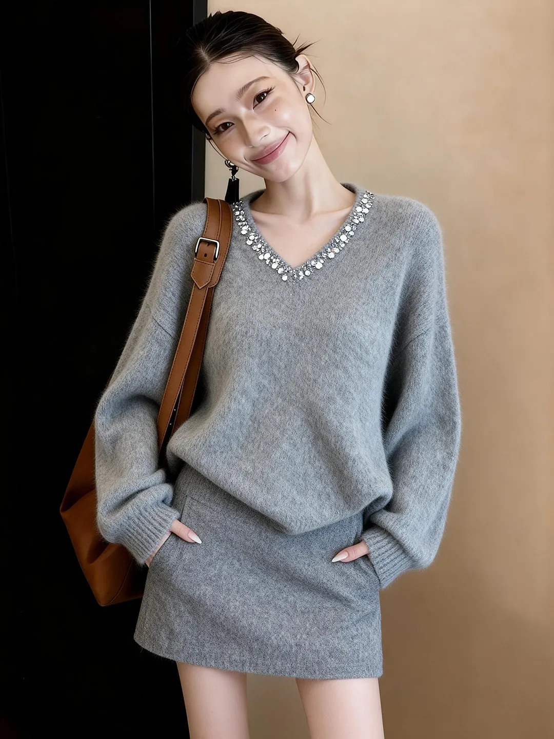 

Зимний комплект для женщин: вязаный топ с V-образным вырезом и юбка, корейский стиль, прямой крой, длинный рукав, короткое платье, серый цвет.