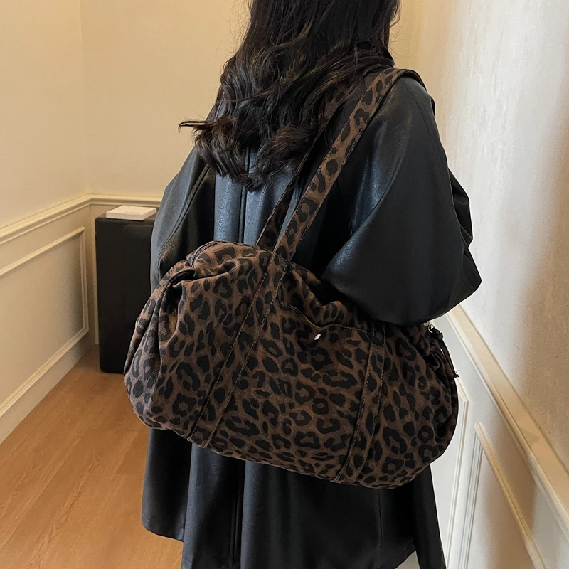 Leopardenmuster-Tragetasche für Damen, große Canvas-Umhängetasche, vielseitige Crossbody-Handtasche, Damen-Shopper-Tasche für Reisen, Arbeit und Alltag. – Detail 10