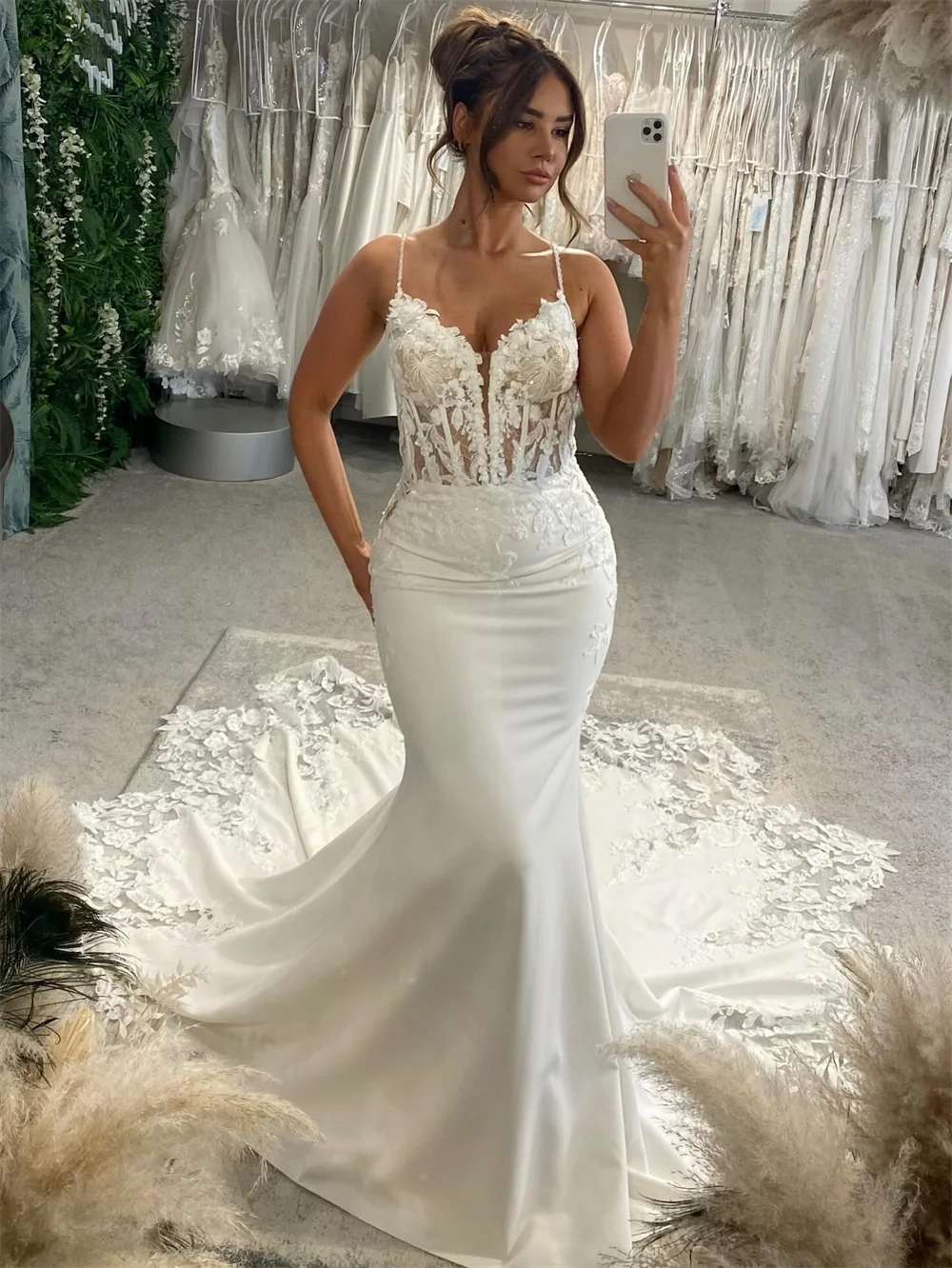 Suknie ślubne w stylu syreny z Tokio, białe, na ramiączkach spaghetti, bez rękawów, z odkrytymi plecami, trenem typu court, kolekcja 2025.