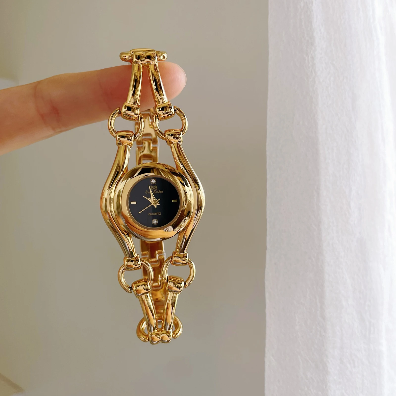 

2026 New Luxury Unusual Watch Designer Gold Watch Bracelet Type Stainless Steel High-end Quartz Temperament Gift for Women